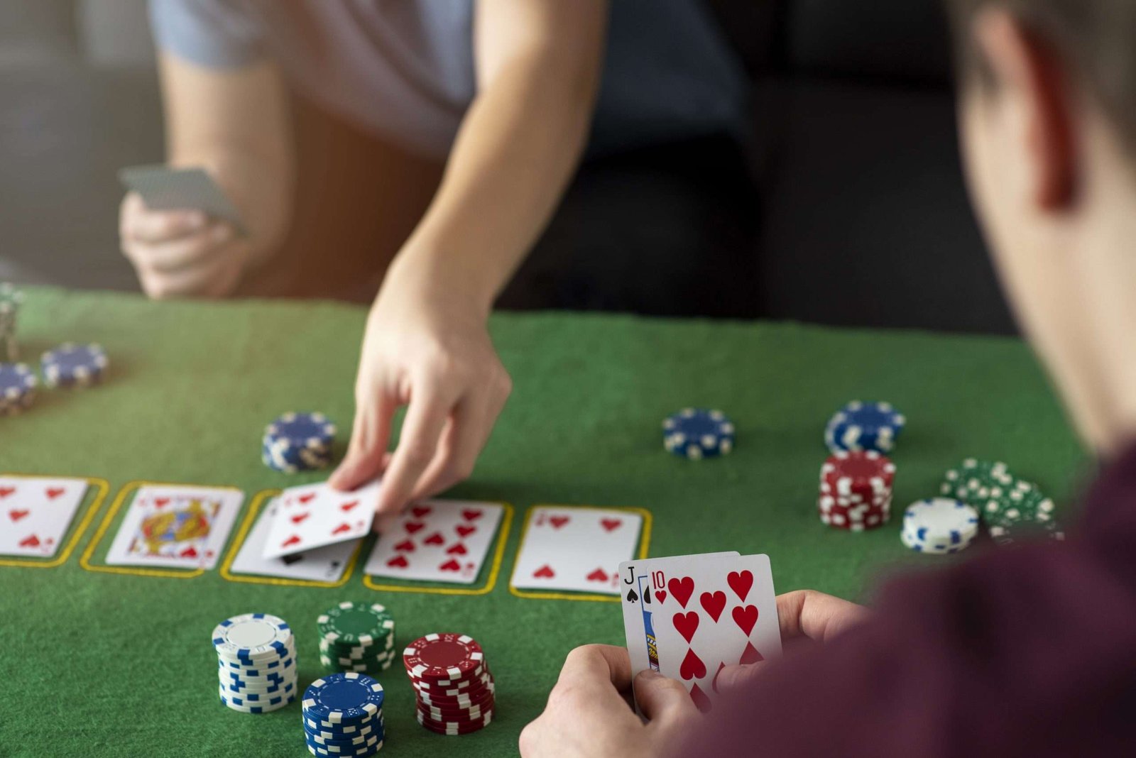cartas de poker sobre la mesa