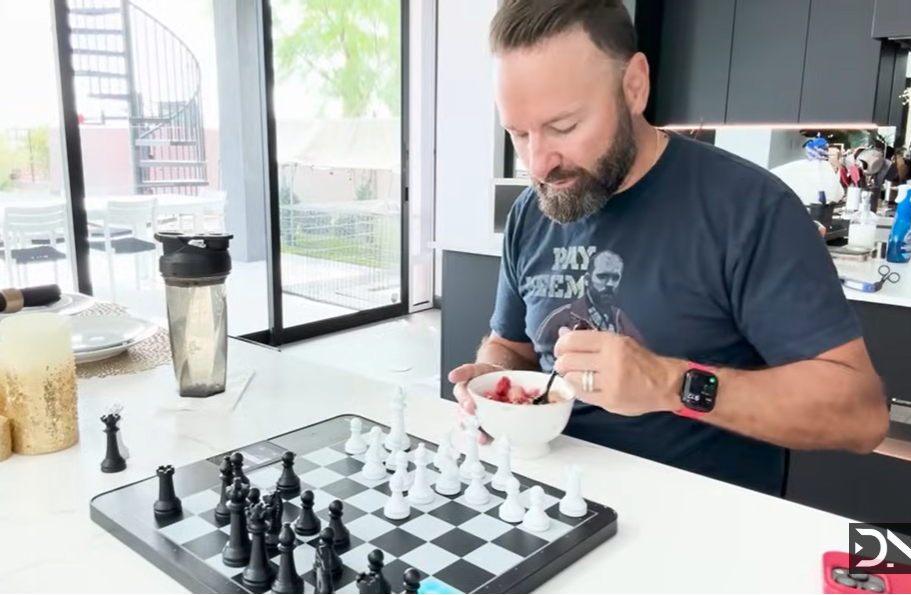 desayuno de daniel negreanu y juego de ajedrez