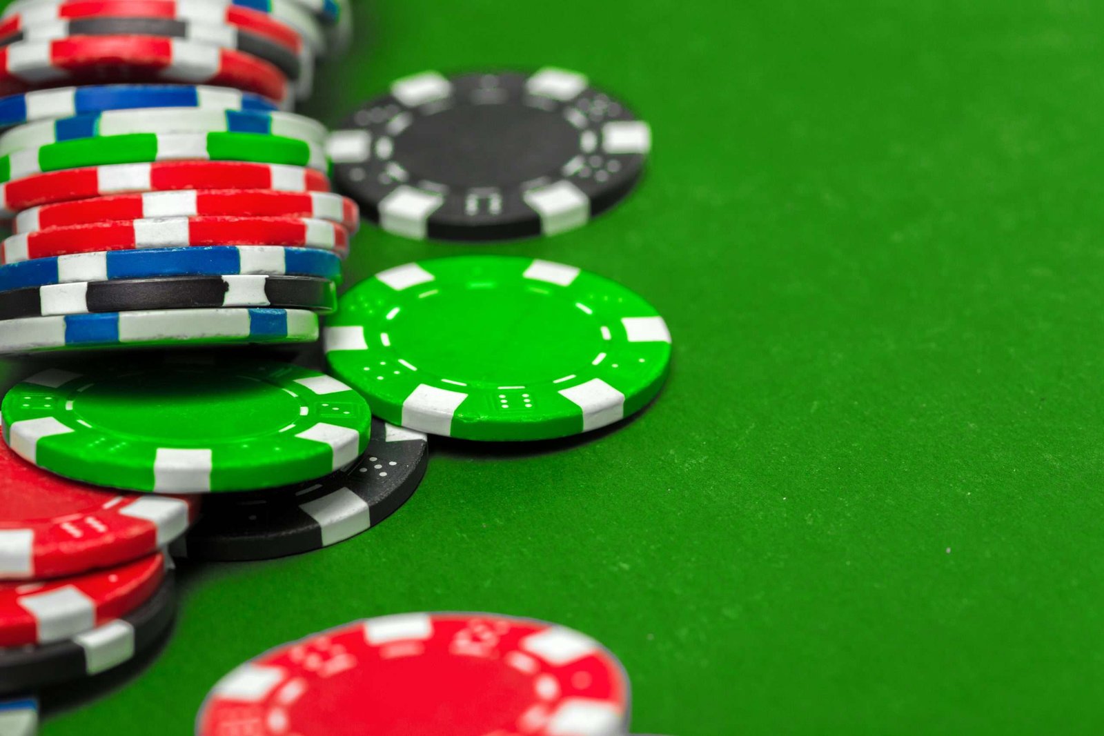 fichas de poker en mesa verde