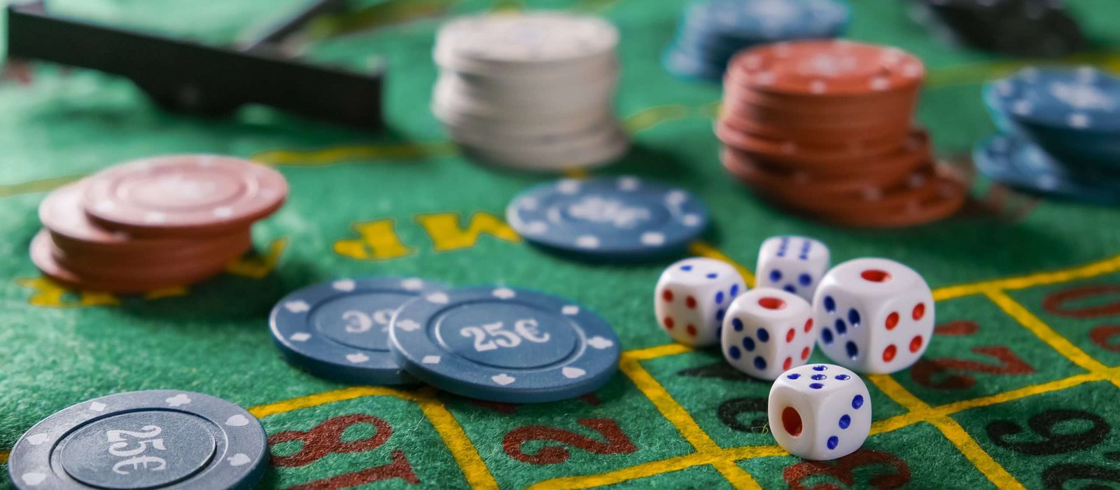 fichas poker y dados