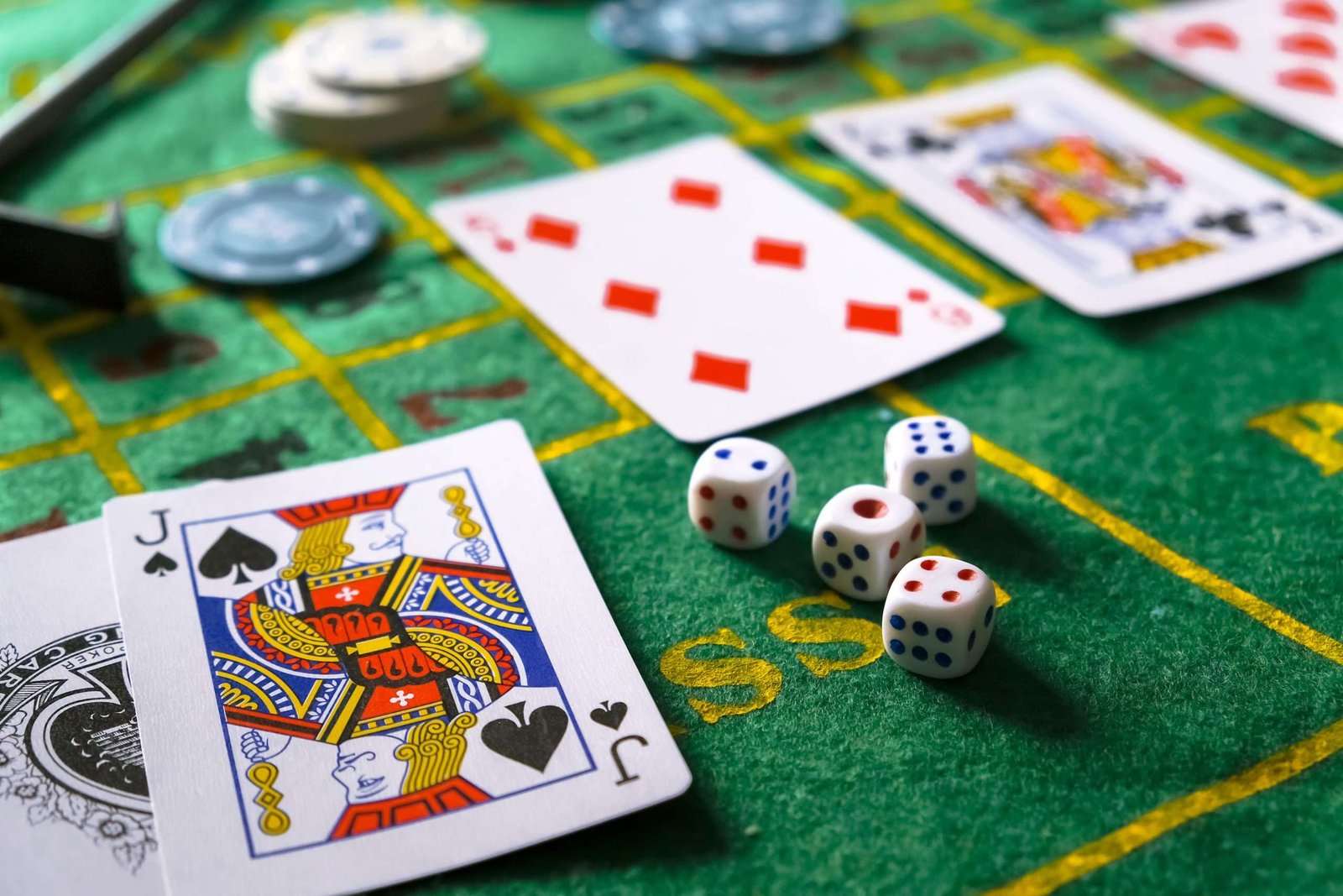 mesa de poker con cartas y dados