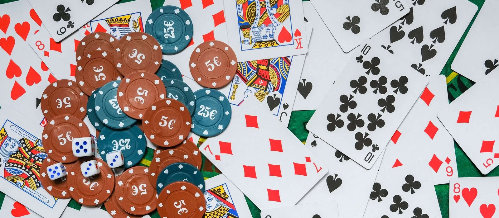 cartas y fichas de poker