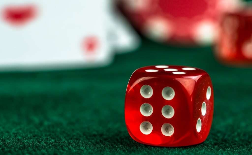 Teoría de juegos en póker: Estrategias y decisiones óptimas