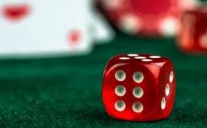 Teoría de juegos en póker: Estrategias y decisiones óptimas