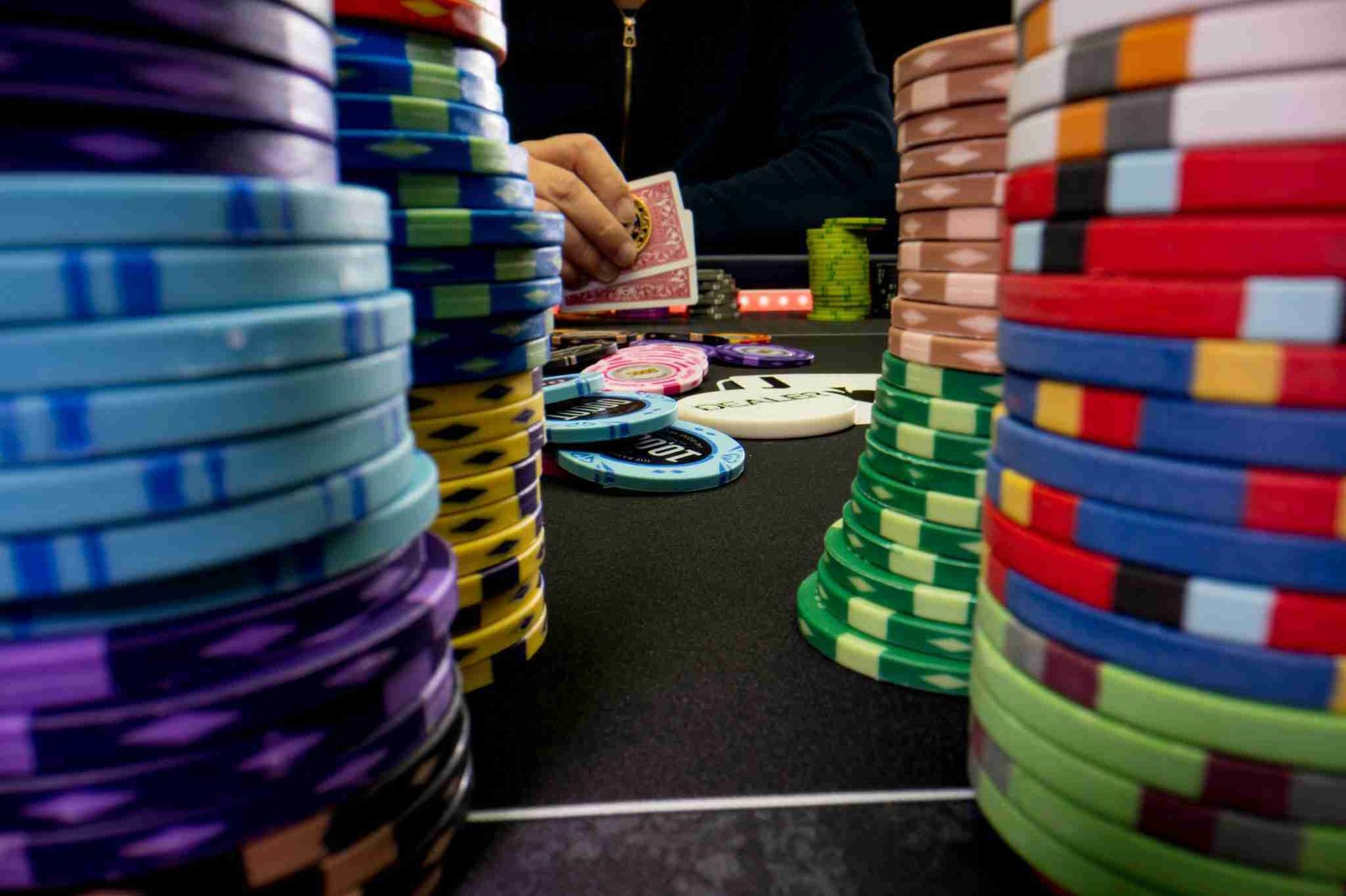 high-stakes-poker-game-2022-02-08-03-52-14-utc-2048x1365.jpg