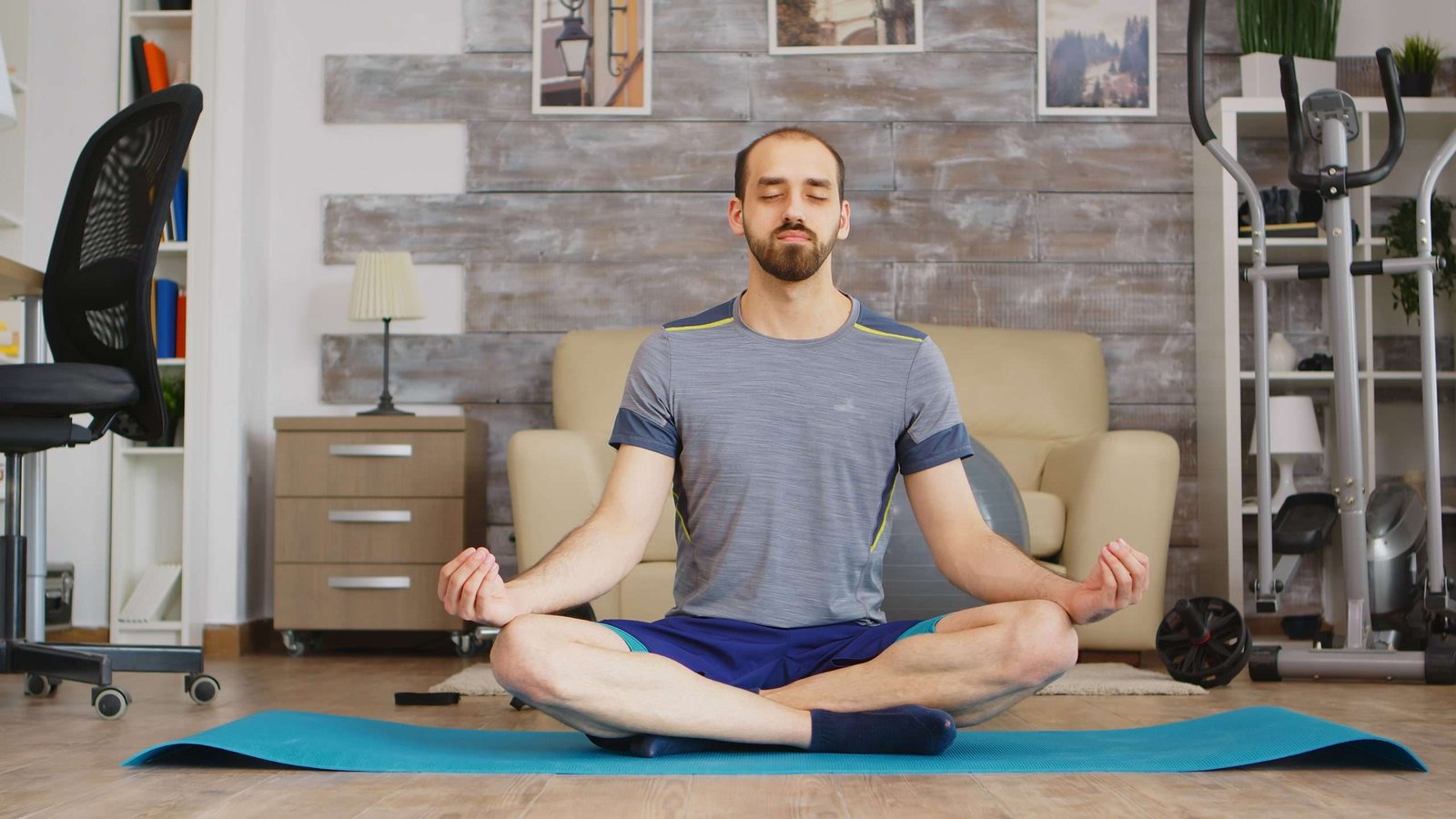 persona meditando