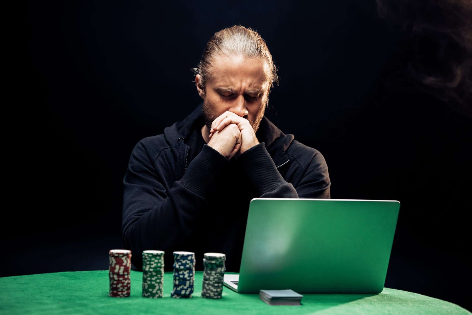 jugador de poker pensando
