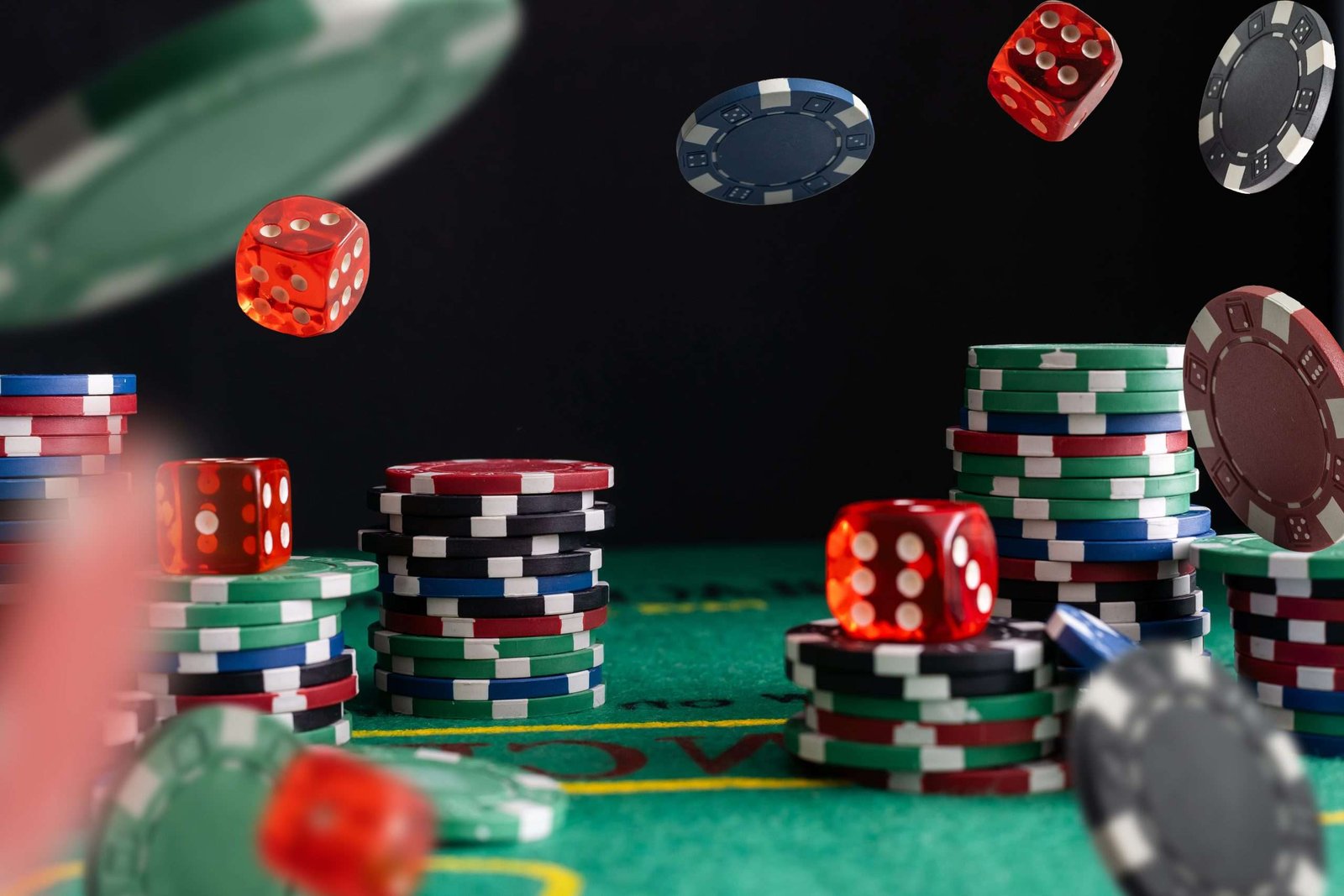 fichas de poker y dados