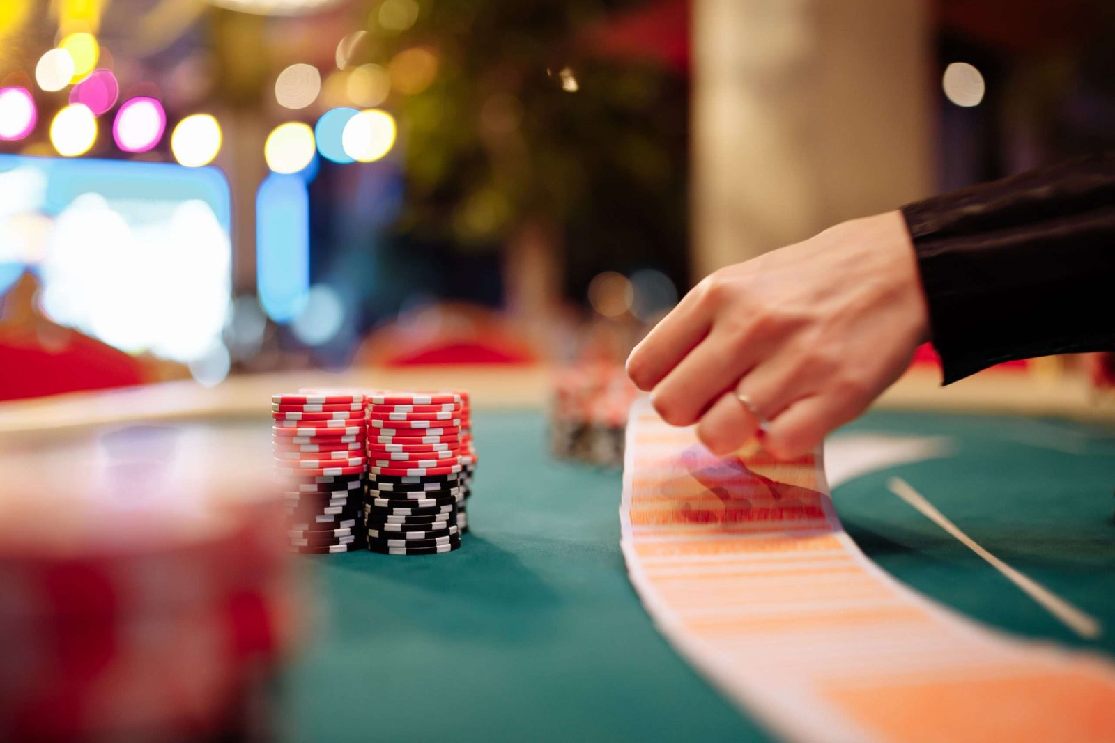 persona repartiendo cartas