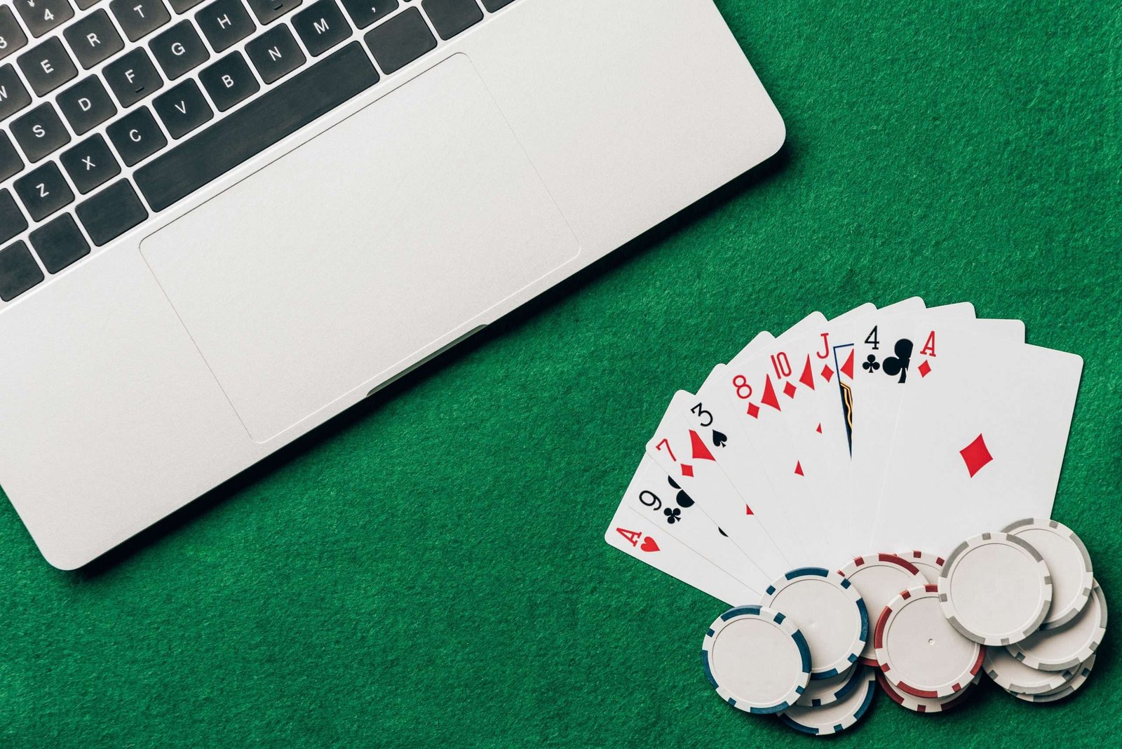 laptop con cartas