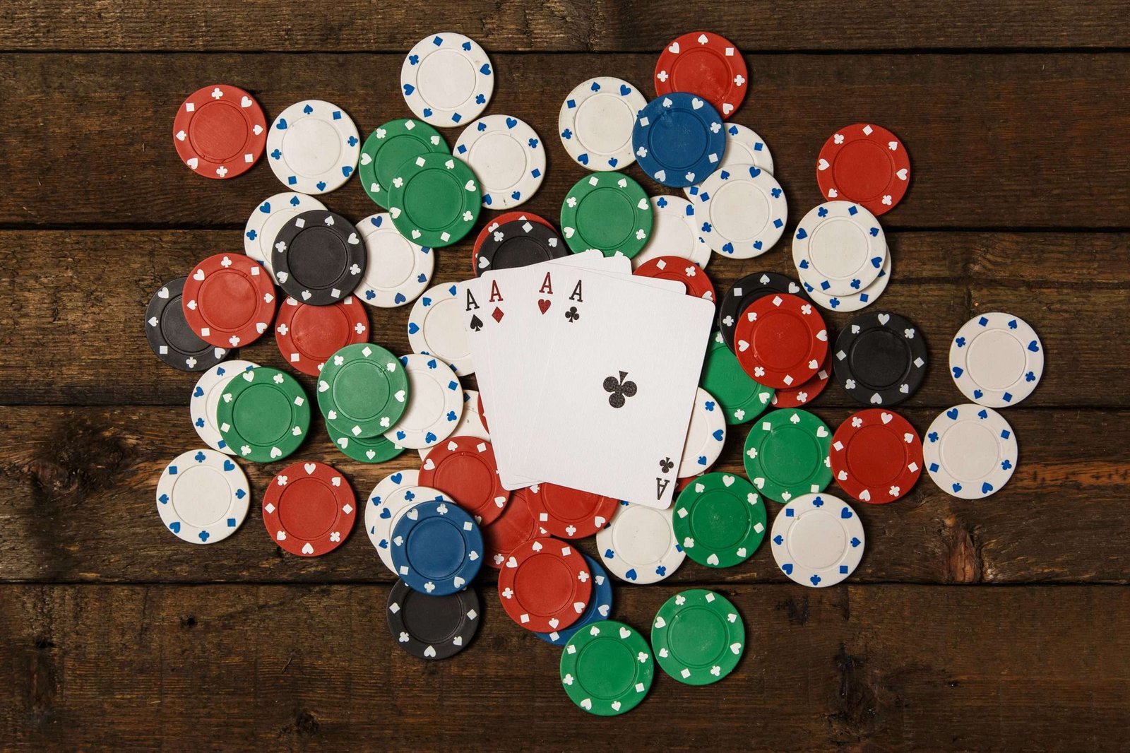 fichas de poker sobre mesa de madera