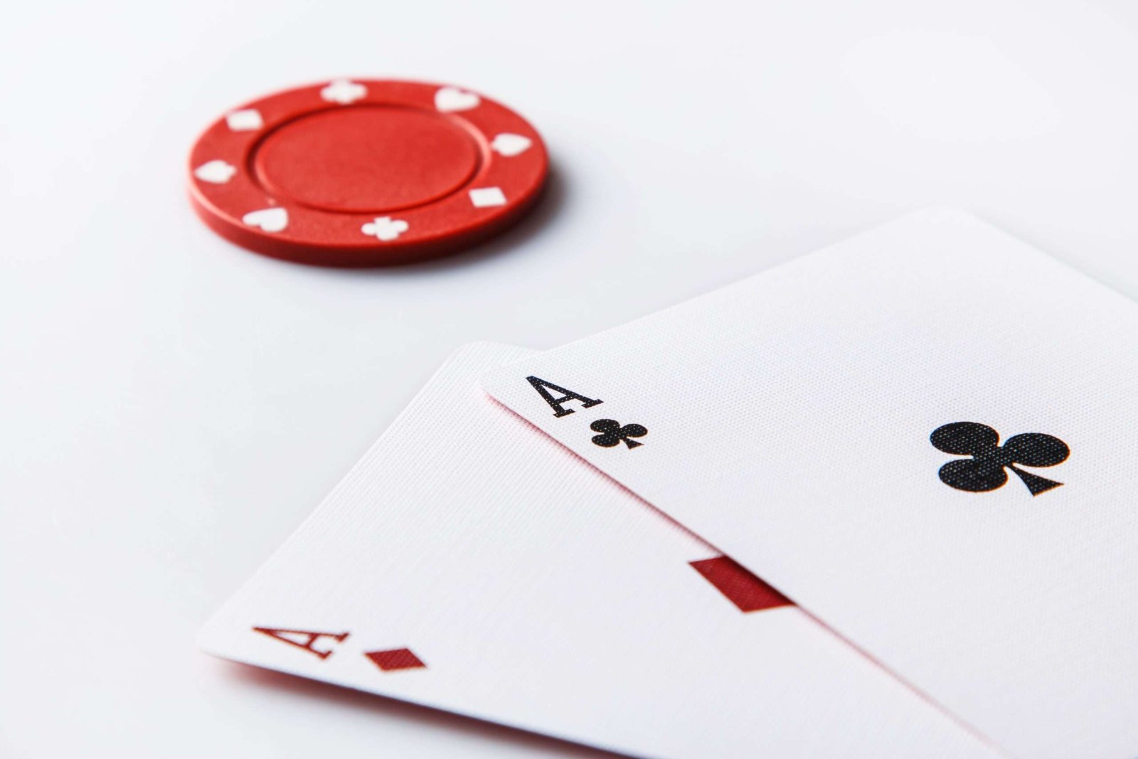 par de aces con ficha de poker