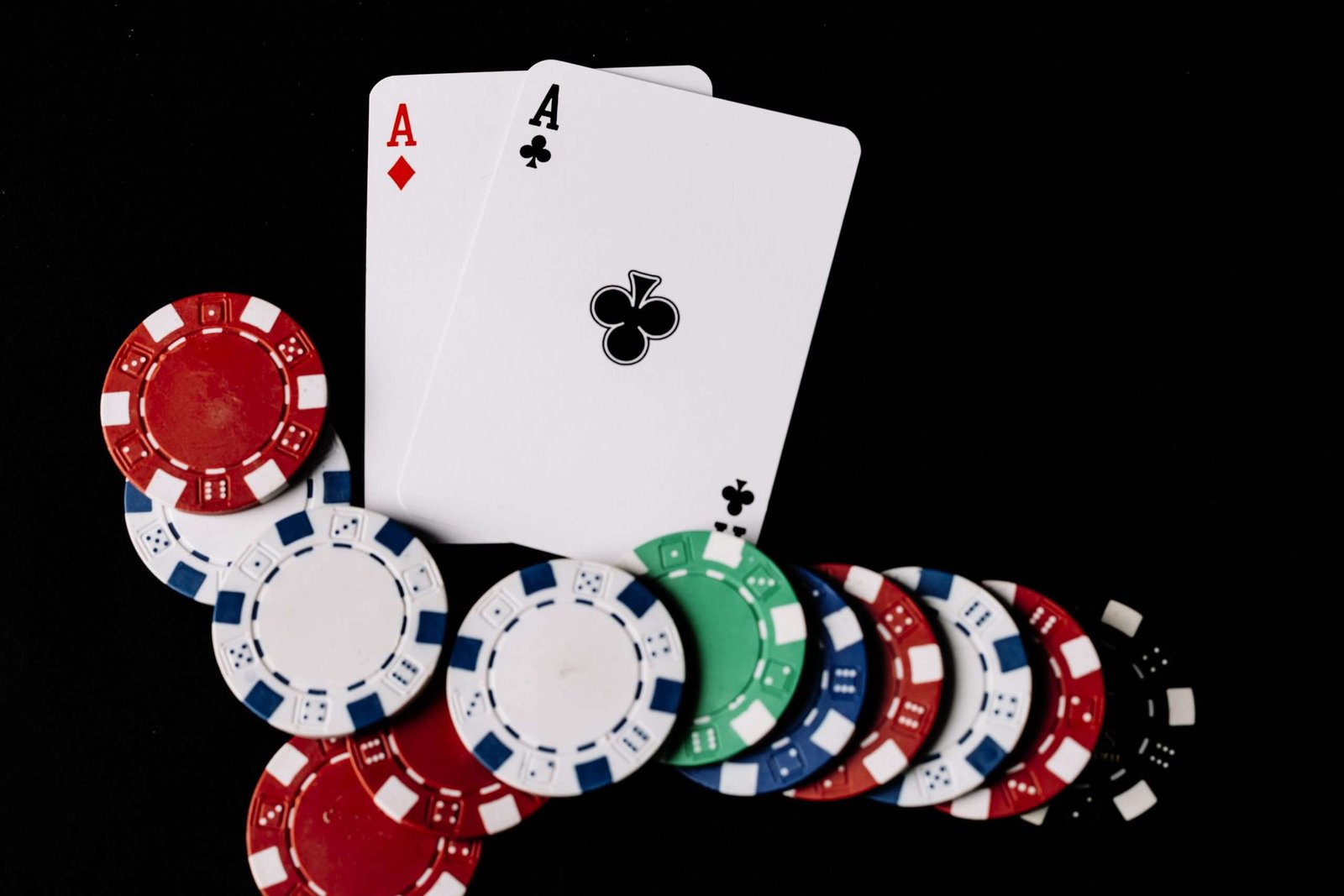dos aces en poker junto a fichas de poker