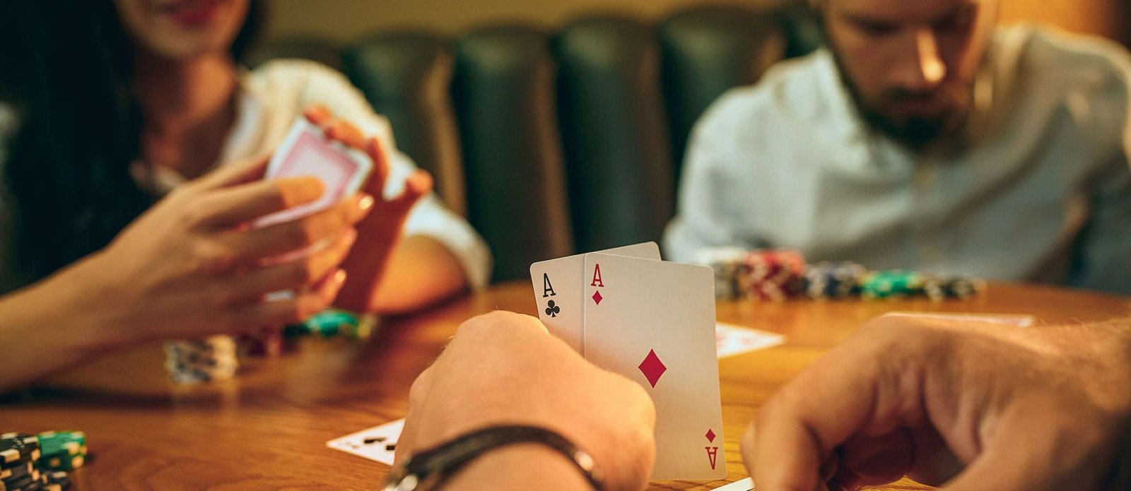 personas jugando poker en una mesa