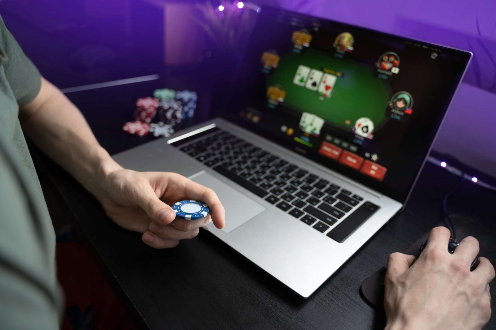 laptop poker online con fondo violeta